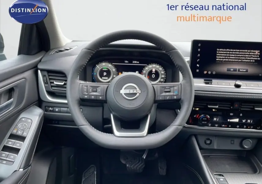 Vue intérieure centrée sur le volant cuir et le cockpit numérique du Nissan Qashqai gris 2025 N-Connecta.