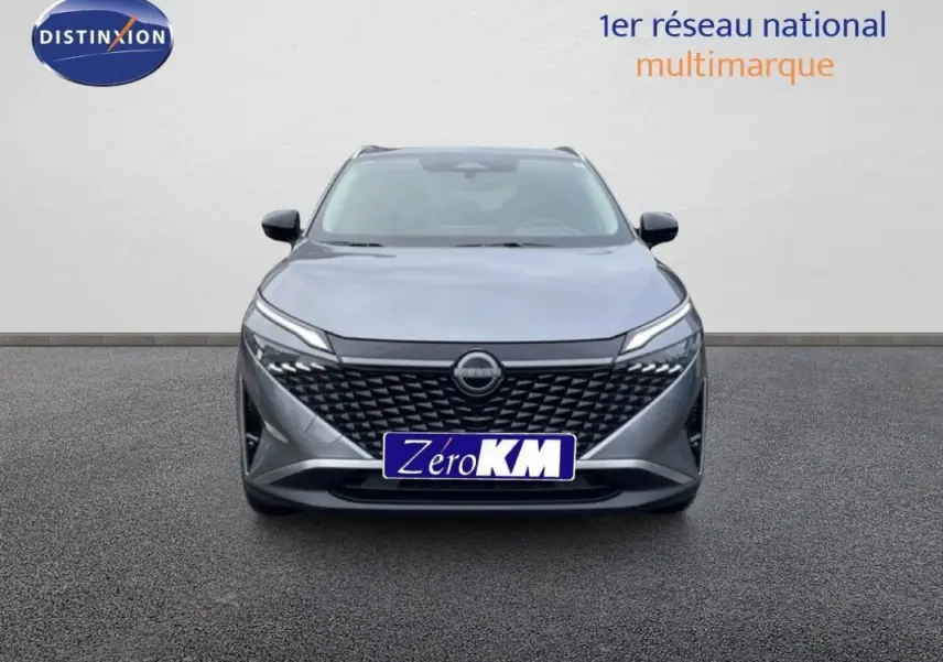 Vue frontale du Nissan Qashqai gris 2025 avec calandre noire et feux LED fins, sur fond neutre.