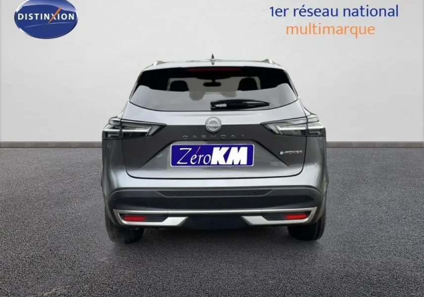 Vue arrière d'un Nissan Qashqai gris 2025 avec badge e-Power et barres de toit visibles.
