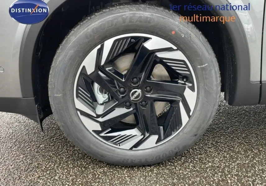 Gros plan sur la roue avant droite gris métallisé du Nissan Qashqai 1.5 E-POWER avec jante aluminium noire et argent.