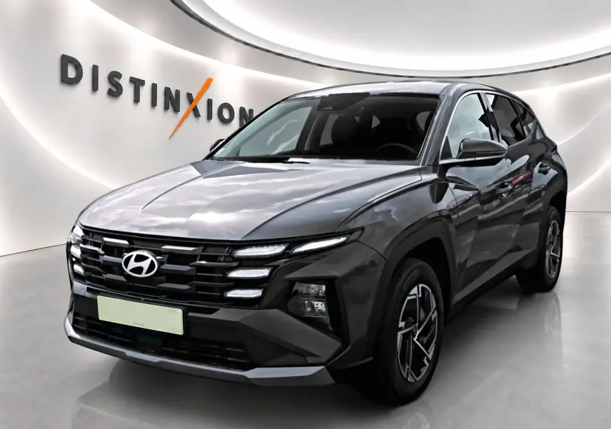 Hyundai Tucson 2026 gris ecotronique en 3/4 avant, avec calandre noire et jantes alliage 17 pouces design moderne.