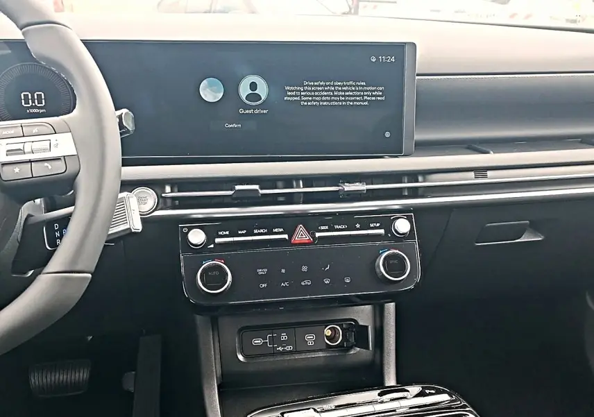 Vue intérieure du tableau de bord du Hyundai Tucson 2026, avec écran tactile large et commandes climatisation modernes.