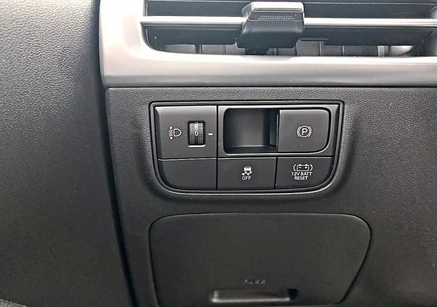 Gros plan sur les commandes noires du tableau de bord côté conducteur du Hyundai Tucson gris électronique 2026.