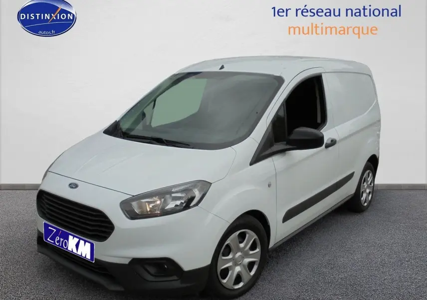Fourgon Ford Transit Courier blanc glacier vu en 3/4 avant droit, avec calandre noire et jantes acier.