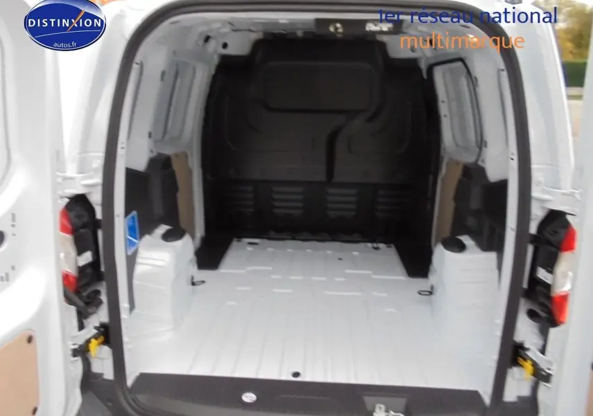 Vue arrière du Ford Transit Courier blanc glacier avec portes ouvertes montrant l'espace de chargement vide.