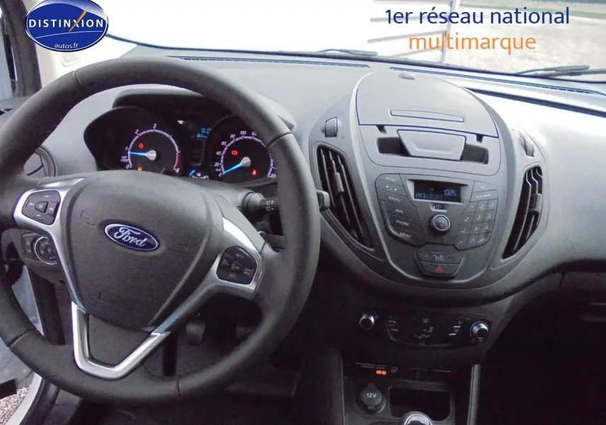 Intérieur du Ford Transit Courier 2022, tableau de bord et volant vus de face, finition noire avec commandes intégrées.