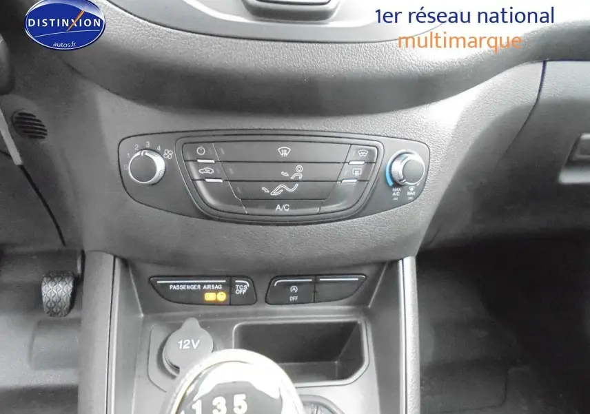 Gros plan sur la console centrale du Ford Transit Courier blanc glacier 2022, avec commande de climatisation et levier de vitesses manuel.