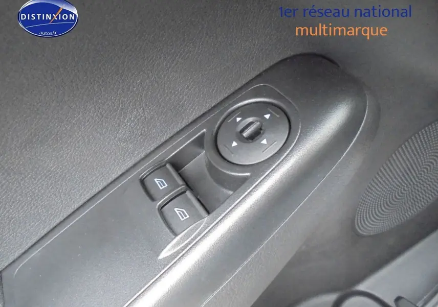 Vue intérieure du panneau de commande des vitres et rétroviseurs côté conducteur du Ford Transit Courier blanc glacier 2022.