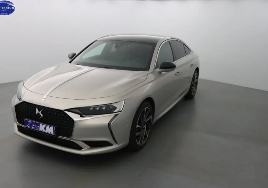 DS9 hybride rechargeable 2022 en Crystal Pearl Nacré Metal, vue 3/4 avant droit avec calandre noire distinctive.