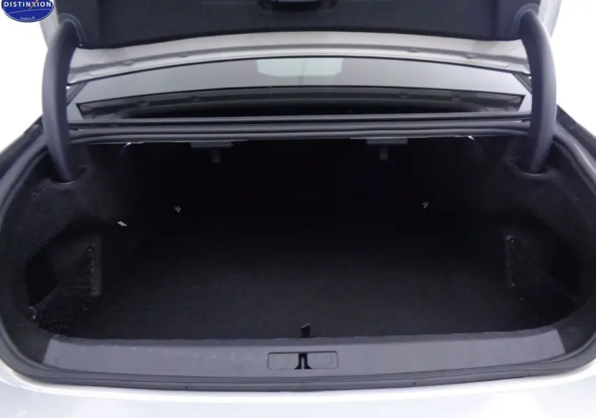 Coffre ouvert en vue arrière d'une DS9 hybride rechargeable Crystal Pearl nacré métal, montrant l'espace de rangement vide.