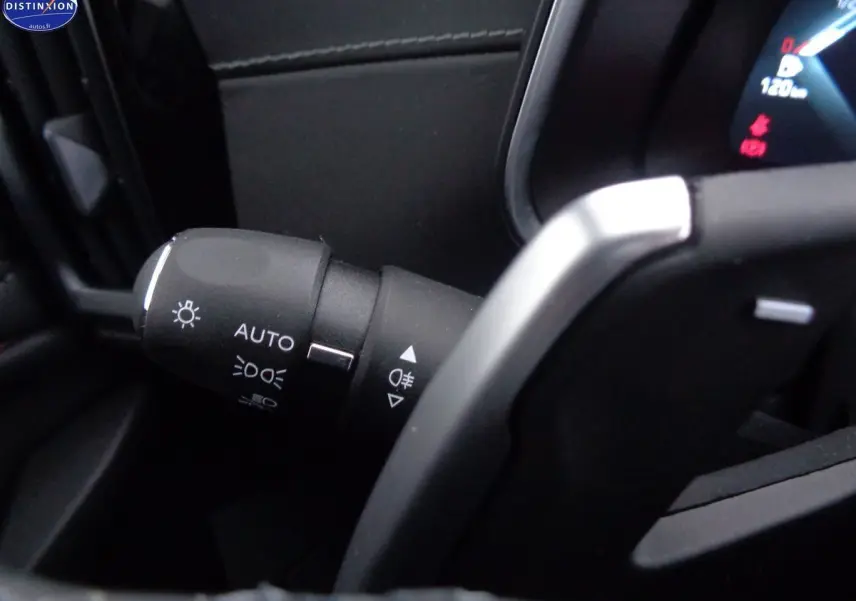 Gros plan sur la commande des feux automatiques dans l'habitacle noir du DS9 hybride rechargeable 2022.