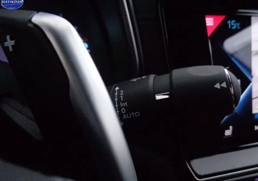 Gros plan sur la commande d’essuie-glace à gauche du volant dans l’habitacle sombre du DS9 Crystal Pearl nacré.