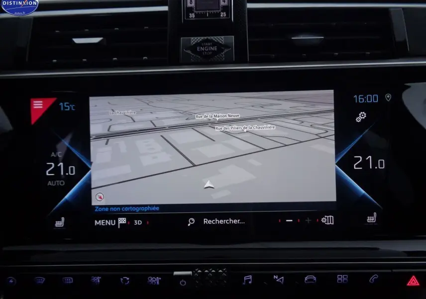 Écran central tactile du tableau de bord du DS9 hybride, affichant la navigation et la climatisation à 21°C.