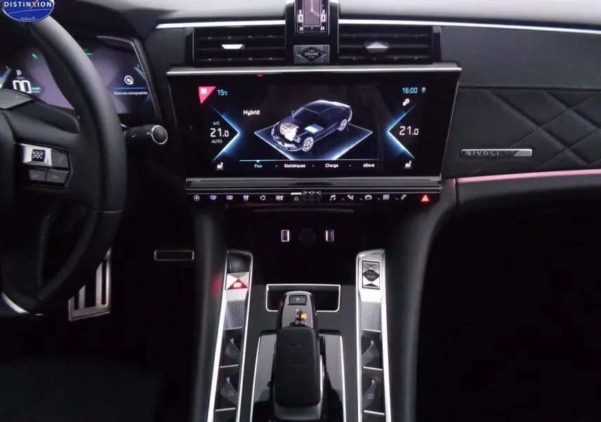 Vue intérieure centrée sur la console centrale et écran tactile du DS9 hybride, avec finitions cuir noir Rivoli+ et détails chromés.