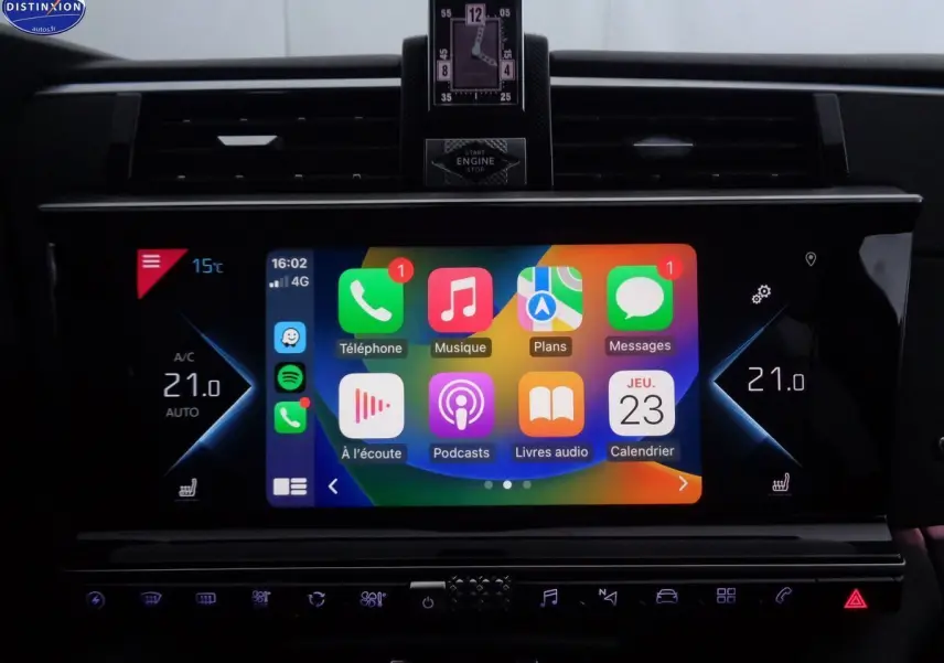 Tableau de bord du DS9 hybride 2022, vue frontale centrée sur l'écran tactile couleur et l'horloge digitale au-dessus.