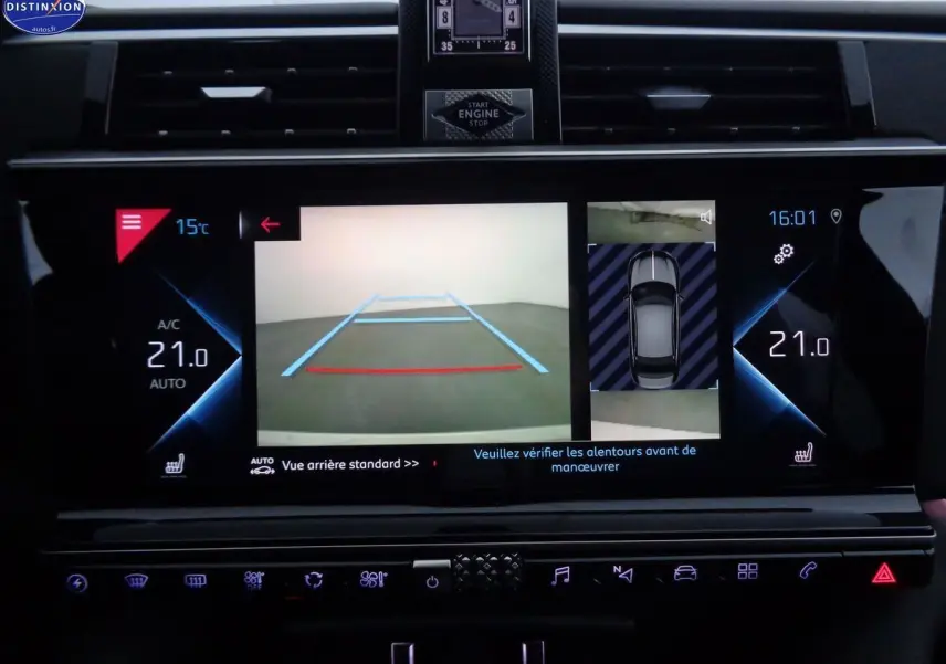 Écran central du DS9 hybride 2022 montrant la caméra de recul avec affichage des lignes de guidage et vue 360° intérieure.