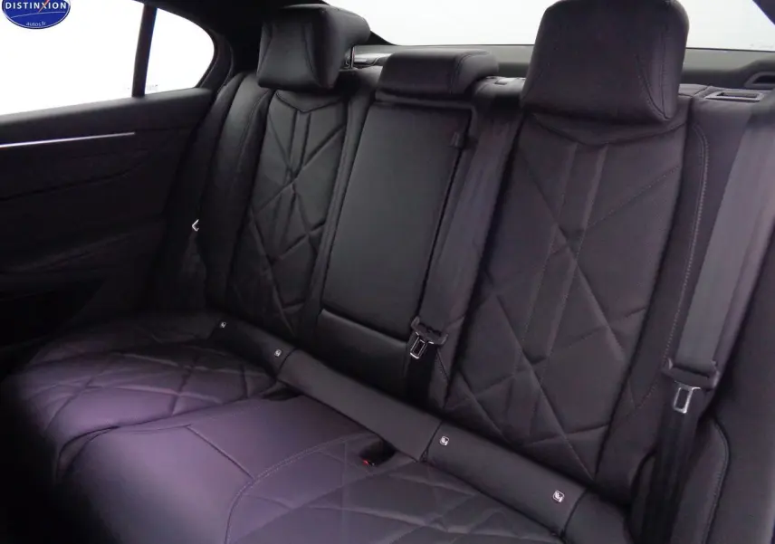 Vue intérieure sur les sièges arrière en cuir noir matelassé de la DS9 hybride rechargeable 2022.