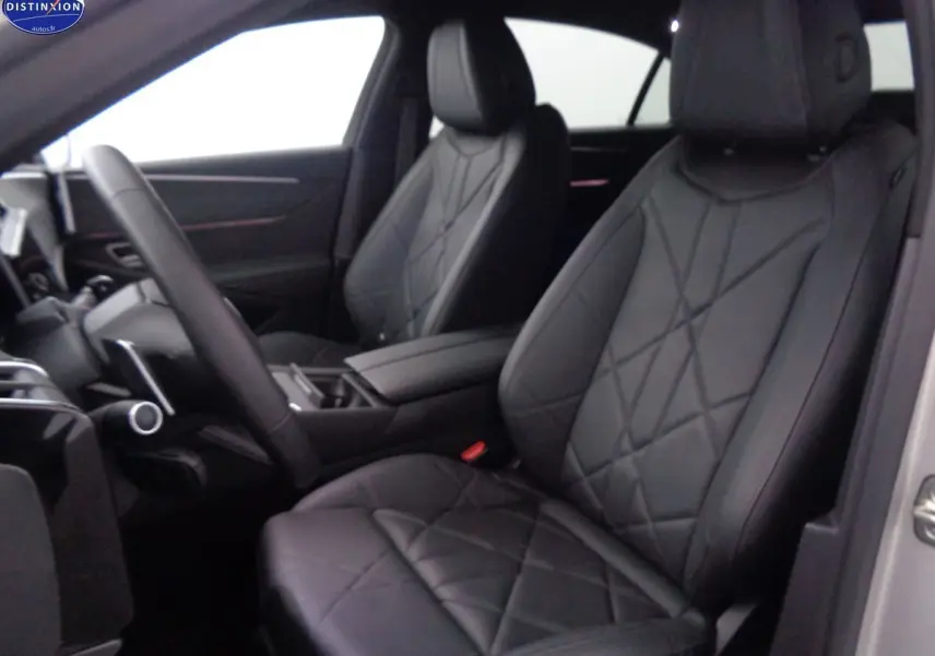 Intérieur du DS9 hybride rechargeable 2022, vue côté gauche sur les sièges avant en cuir noir matelassé.