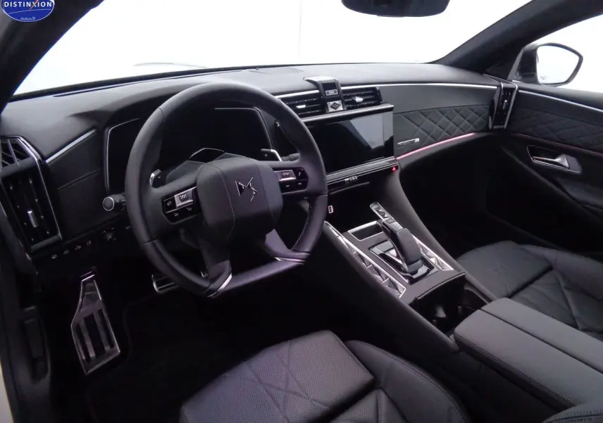 Intérieur noir cuir du DS9 hybride rechargeable, vue côté conducteur sur le volant et la console centrale moderne.