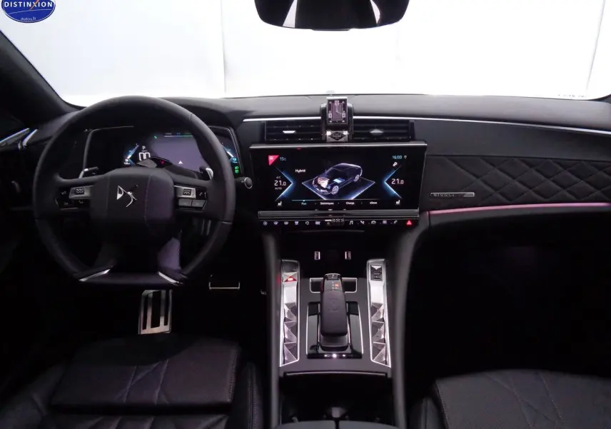 Vue intérieure du tableau de bord et console centrale du DS9 hybride rechargeable 2022 avec sellerie noire et écran tactile.