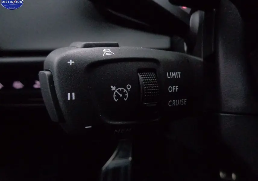 Gros plan sur la commande de régulateur de vitesse du DS9 hybride rechargeable, avec boutons et molette en noir mat.