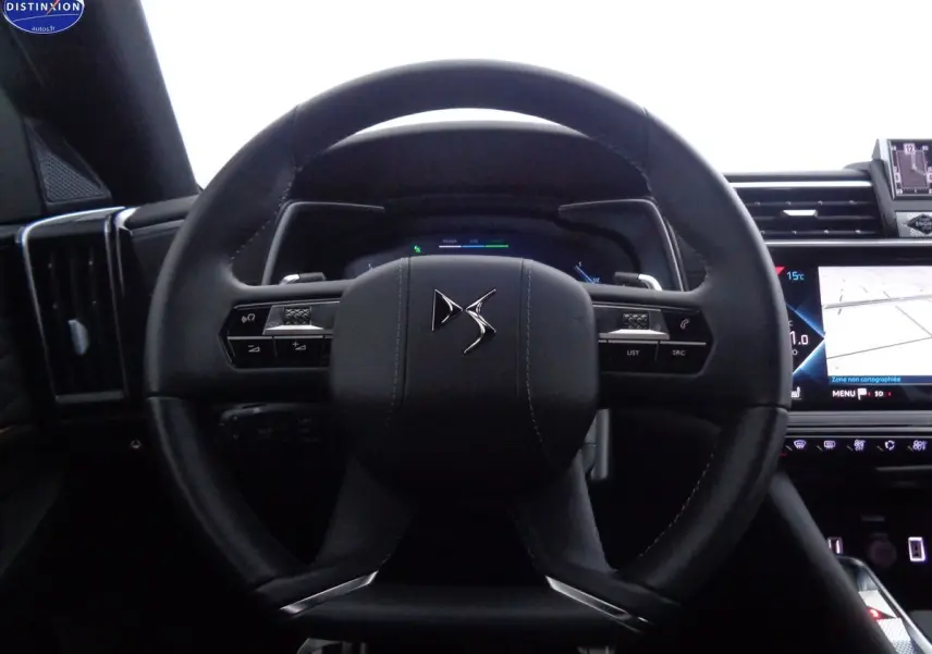 Volant en cuir noir de la DS9 Hybride E-Tense 2022 avec commandes intégrées et tableau de bord numérique visible.