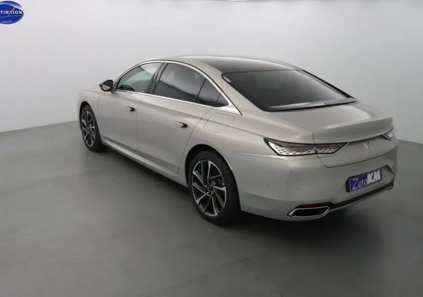 DS9 hybride rechargeable couleur nacrée vue 3/4 arrière côté gauche avec jantes bi-ton et feux LED fins.