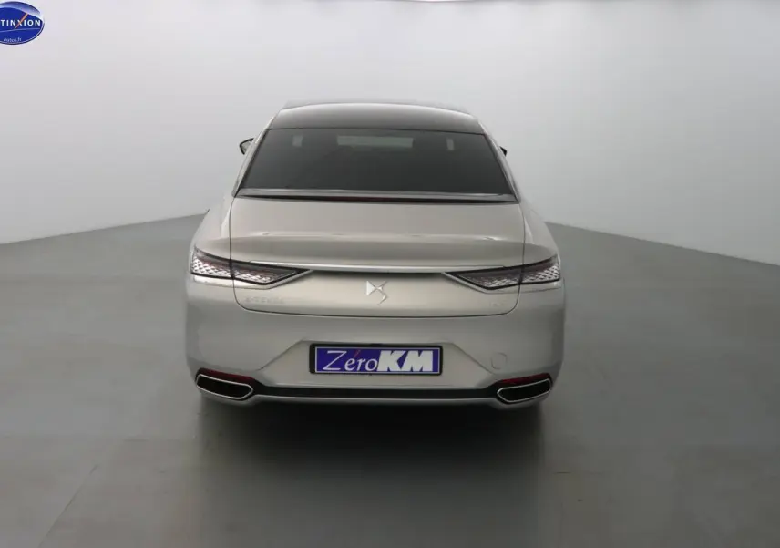 Vue arrière d'une DS9 hybride rechargeable Crystal Pearl nacré avec feux LED et double sortie d'échappement intégrée.