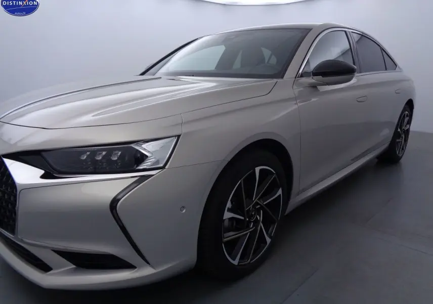 DS9 hybride rechargeable 2022 en Crystal Pearl nacré, vue 3/4 avant droit avec jantes alliage bicolores.