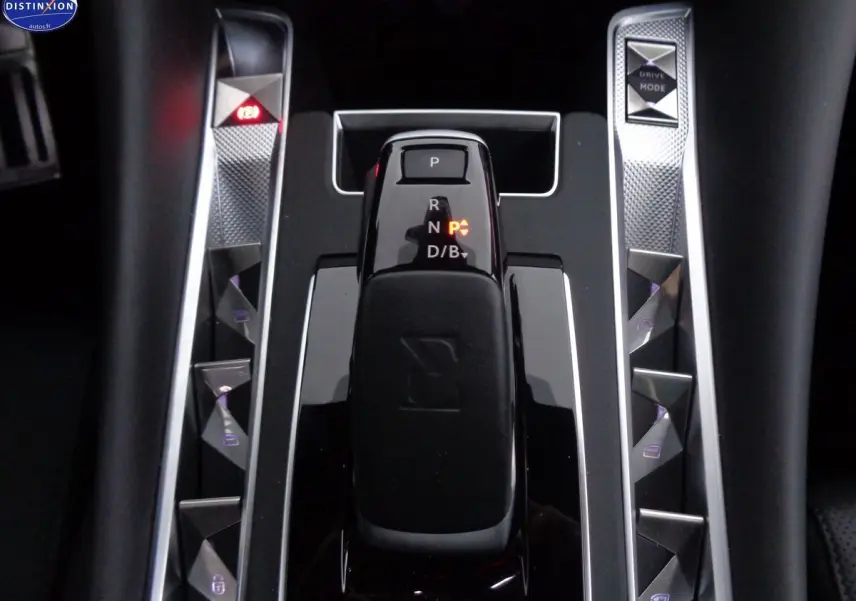 Gros plan sur la console centrale noire du DS9 hybride, mettant en valeur le levier de vitesses et les commandes argentées.