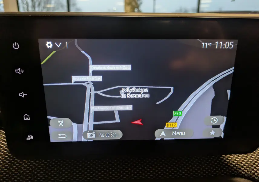 Écran tactile du GPS de la Dacia Jogger 2025 affichant une carte avec itinéraire et température extérieure.