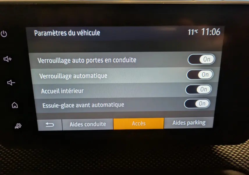 Écran central du tableau de bord du Dacia Jogger 2025 affichant les paramètres d’accès et options activées.