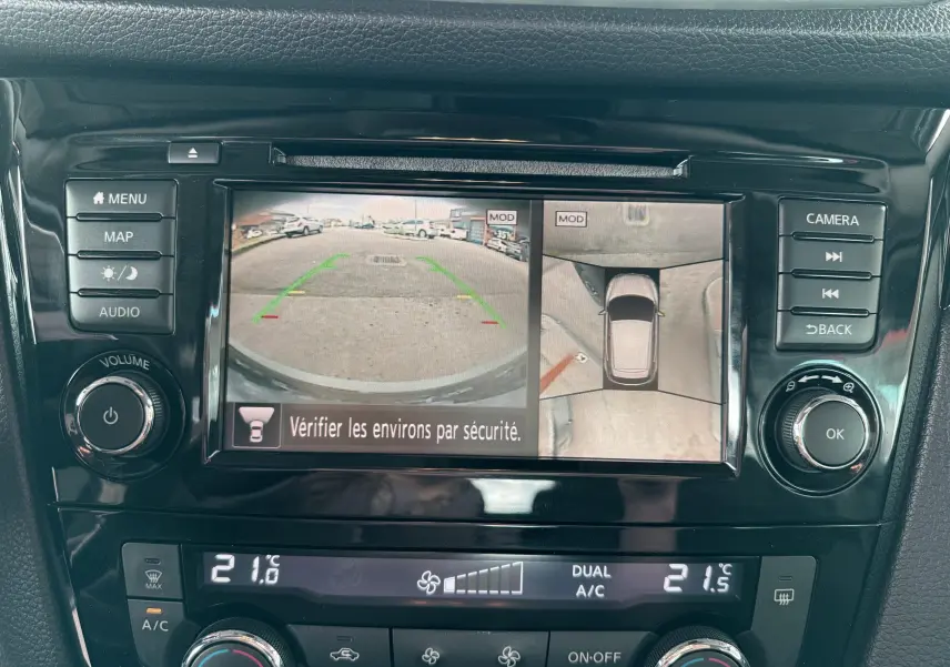 Écran multimédia du Nissan Qashqai noir montrant la caméra de recul avec vue arrière et vue 360° en intérieur.