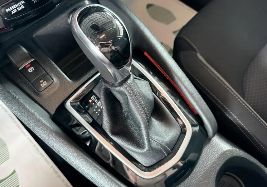 Gros plan sur le levier de vitesses automatique noir et chrome du Nissan Qashqai 1.3 DIG-T 160ch N-Connecta 2020.