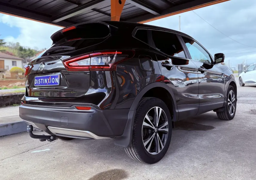 Vue 3/4 arrière droite d'un Nissan Qashqai noir 2020 avec attelage et jantes alliage noires et argentées.
