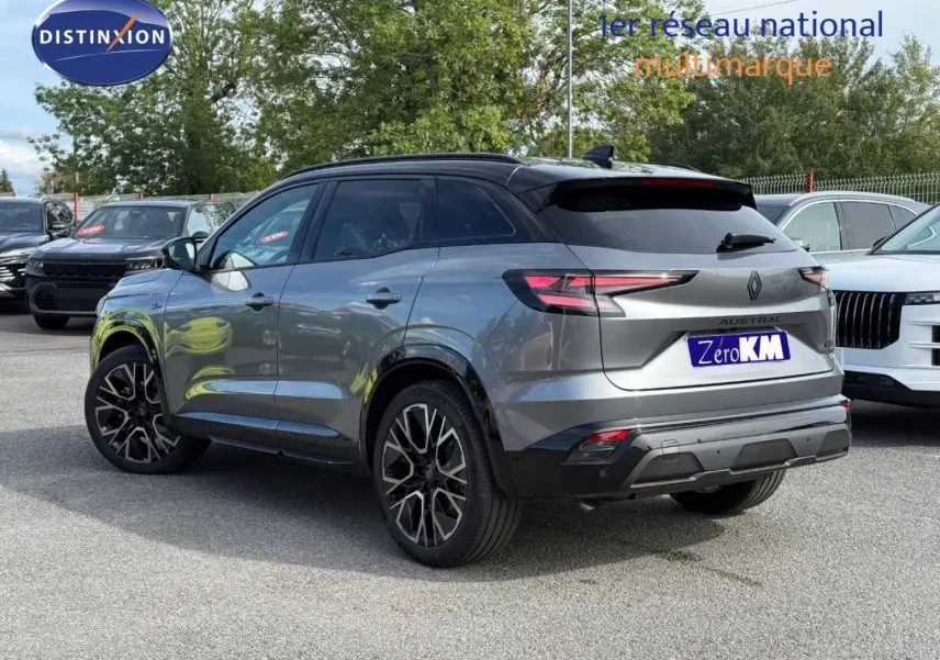 Renault Austral gris schiste satin avec toit noir étoilé, vue 3/4 arrière droit, jantes alu noires et feux LED distinctifs.