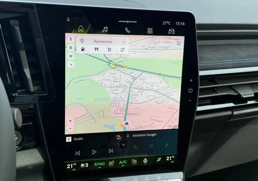 Vue rapprochée de l'écran tactile central affichant la navigation GPS dans l'habitacle du Renault Austral gris Schiste satin.