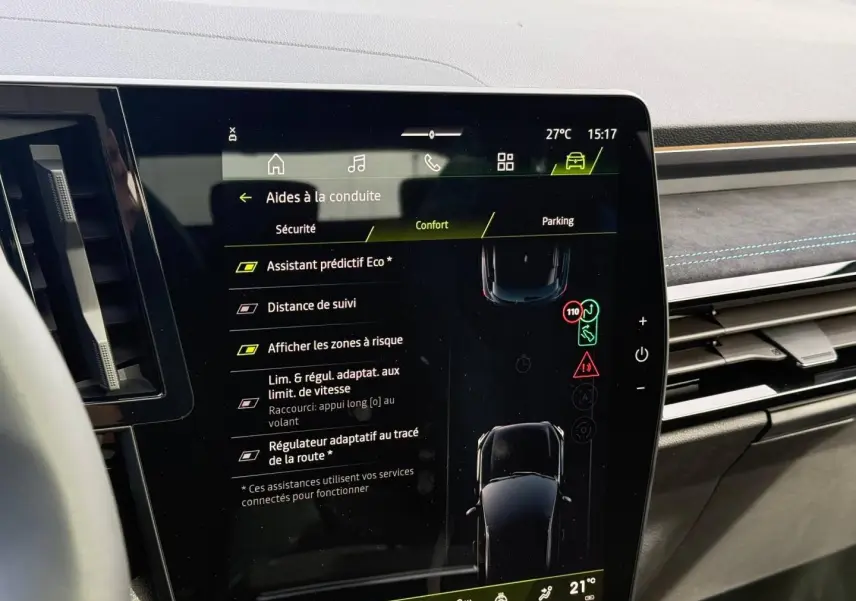 Intérieur du Renault Austral 2026, vue sur l'écran tactile central affichant les aides à la conduite, finition gris et bleu.
