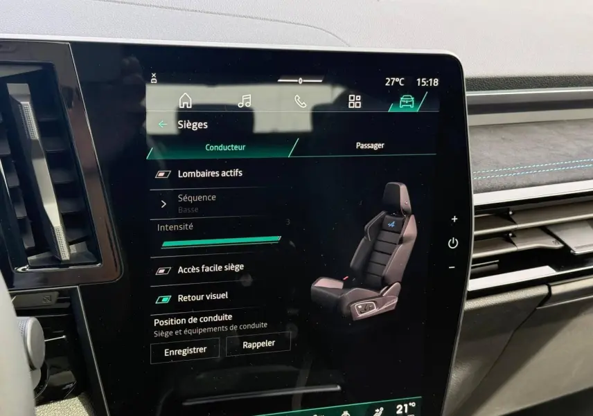Écran tactile intérieur du Renault Austral 2026 montrant les réglages des sièges avec illustration du siège conducteur.