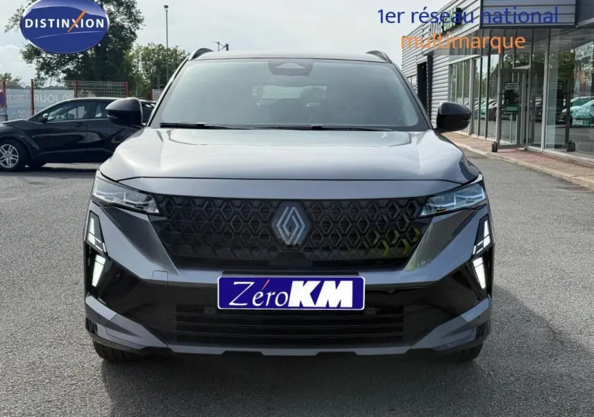 Vue de face du Renault Austral gris Schiste satin avec toit noir étoilé et calandre noire hexagonale distinctive.