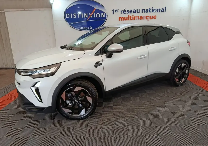 Renault Captur Techno E-Tech blanc vu de profil côté gauche, avec jantes noires et détails noirs contrastants.