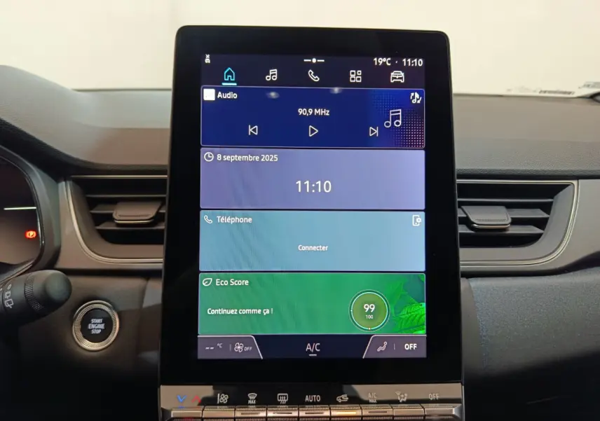 Écran tactile central de 17,8 cm du tableau de bord du Renault Captur blanc techno E-Tech 2025, avec bouton démarrage visible.