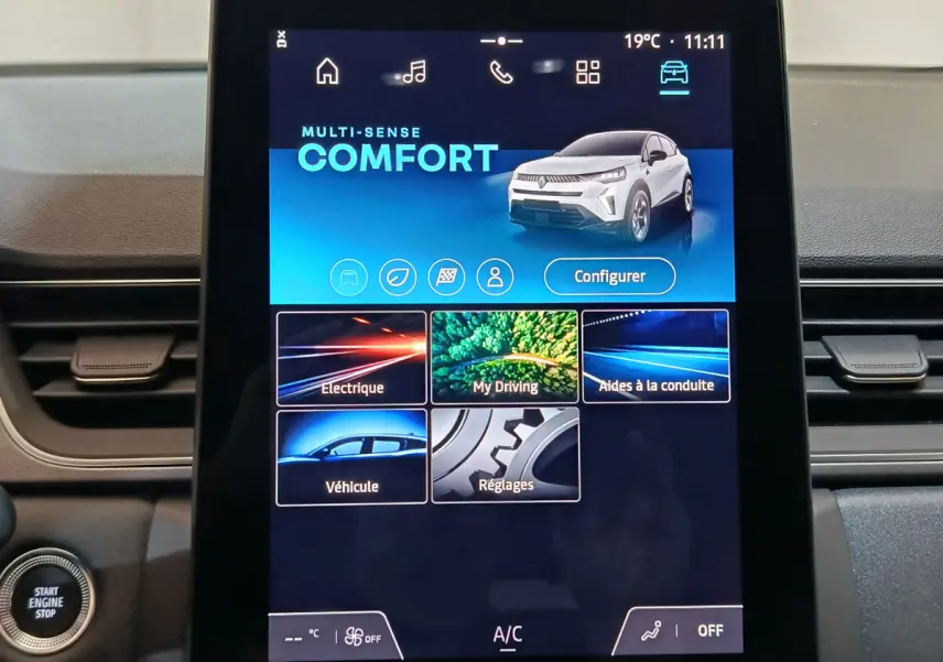 Écran tactile central affichant le mode Confort du Renault Captur blanc, tableau de bord intérieur moderne.