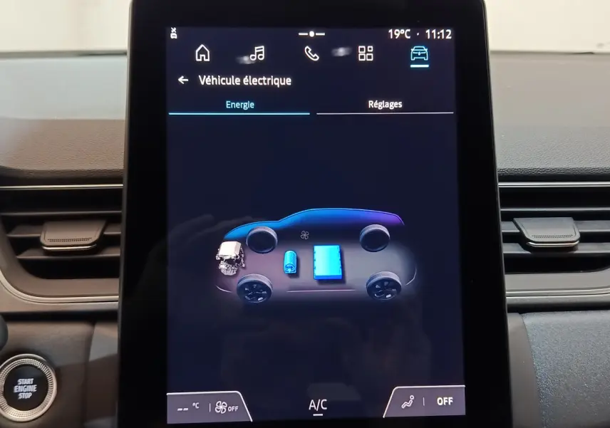 Écran tactile central du tableau de bord du Renault Captur blanc 2025 affichant l'énergie du véhicule hybride.