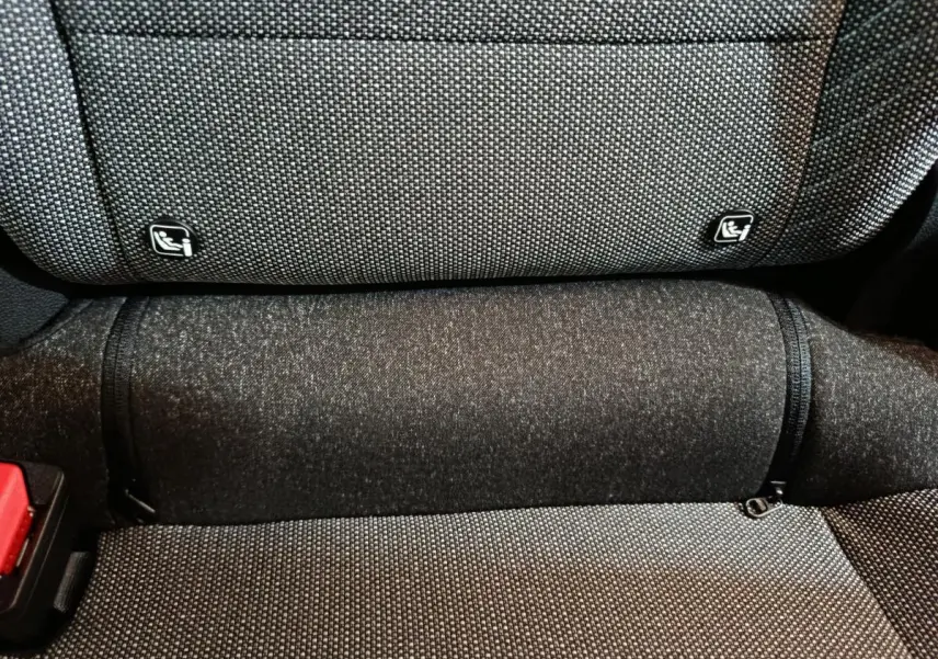 Gros plan sur la banquette arrière grise du Renault Captur 2025 avec fixation Isofix visible.