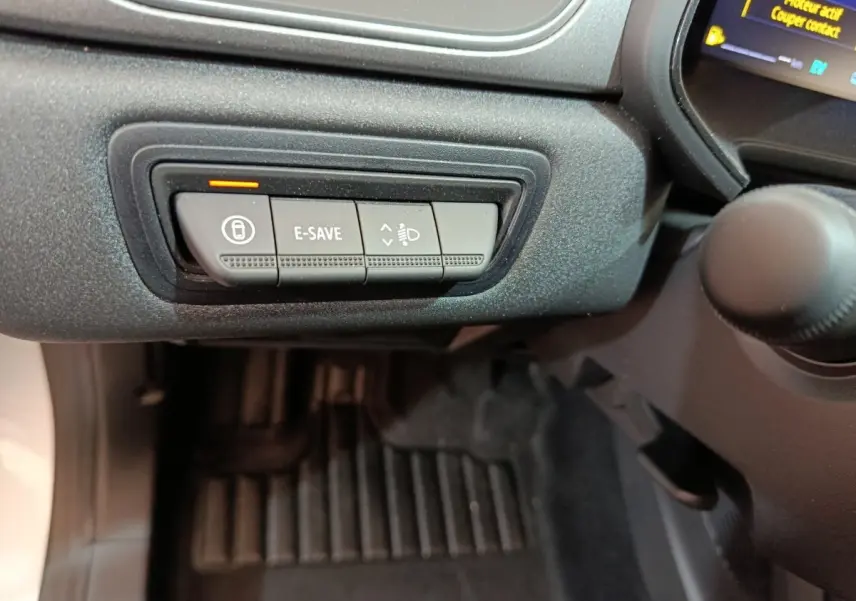 Gros plan sur les commandes sous le tableau de bord du Renault Captur blanc 2025, avec bouton E-SAVE activé.