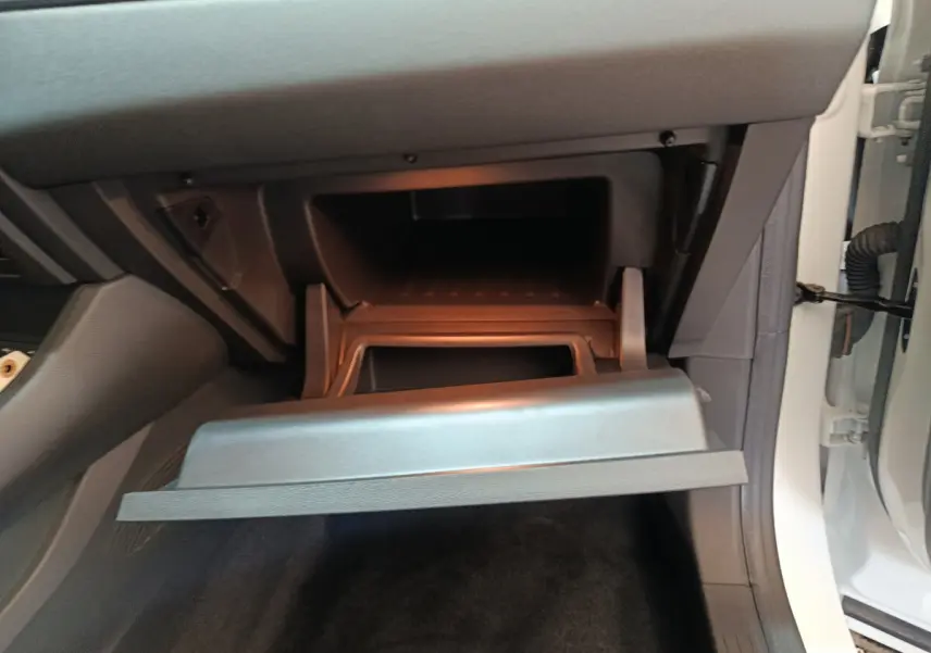 Gant de rangement ouvert côté passager dans l'habitacle blanc du Renault Captur techno E-Tech 2025.