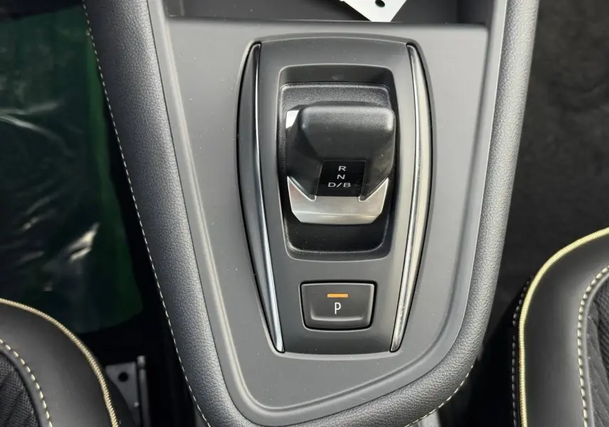 Le levier de boîte automatique noir et gris du Renault Symbioz 2026, vu de dessus au centre de la console.