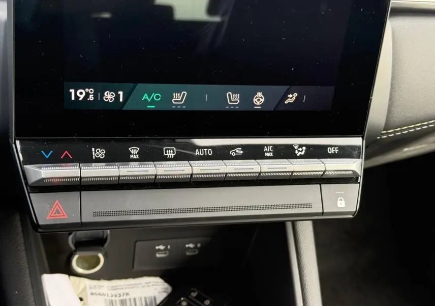 Détail de la console centrale avec écran tactile et commandes climatisation du Renault Symbioz gris Rafale métallisé.