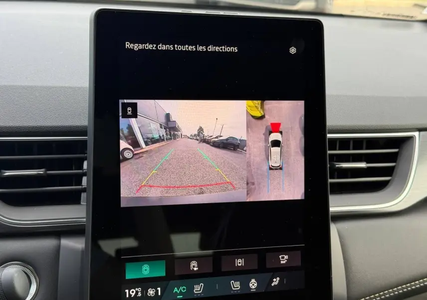 Écran tactile intérieur montrant la caméra de recul et la vue panoramique 360° du Renault Symbioz gris Rafale.
